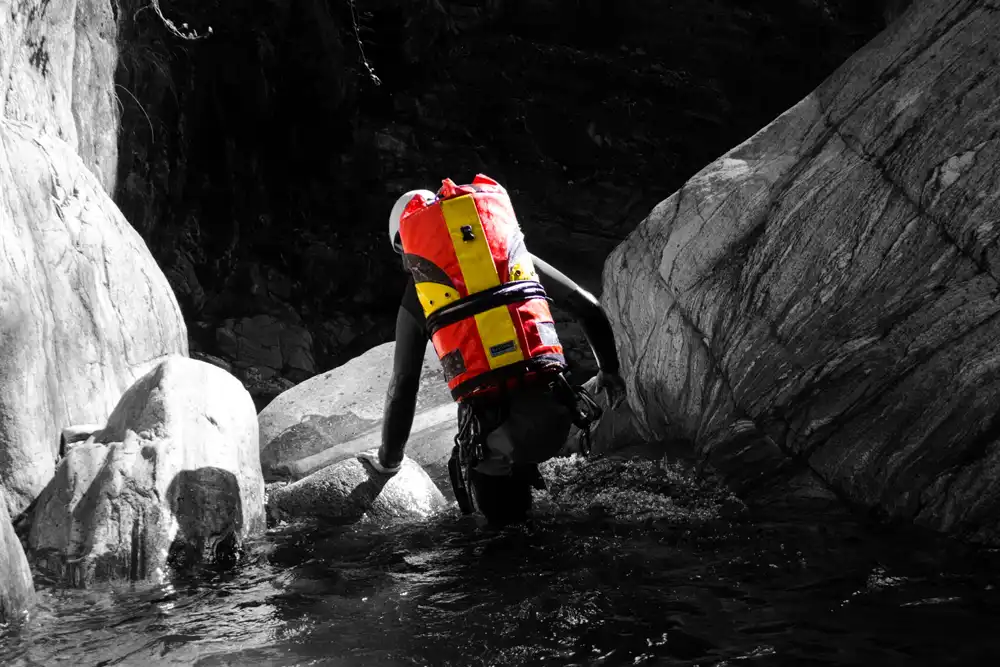 Bergretter mit ROCKSNAKE Rucksack im Canyon